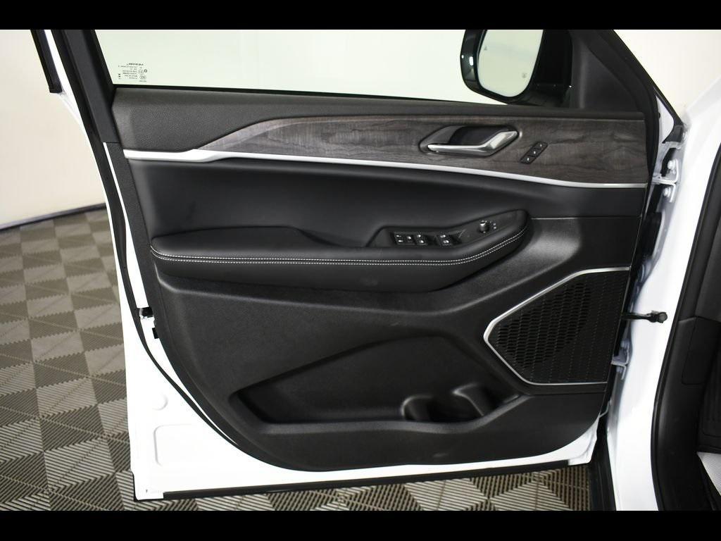 new 2025 Jeep Grand Cherokee car, priced at $51,835