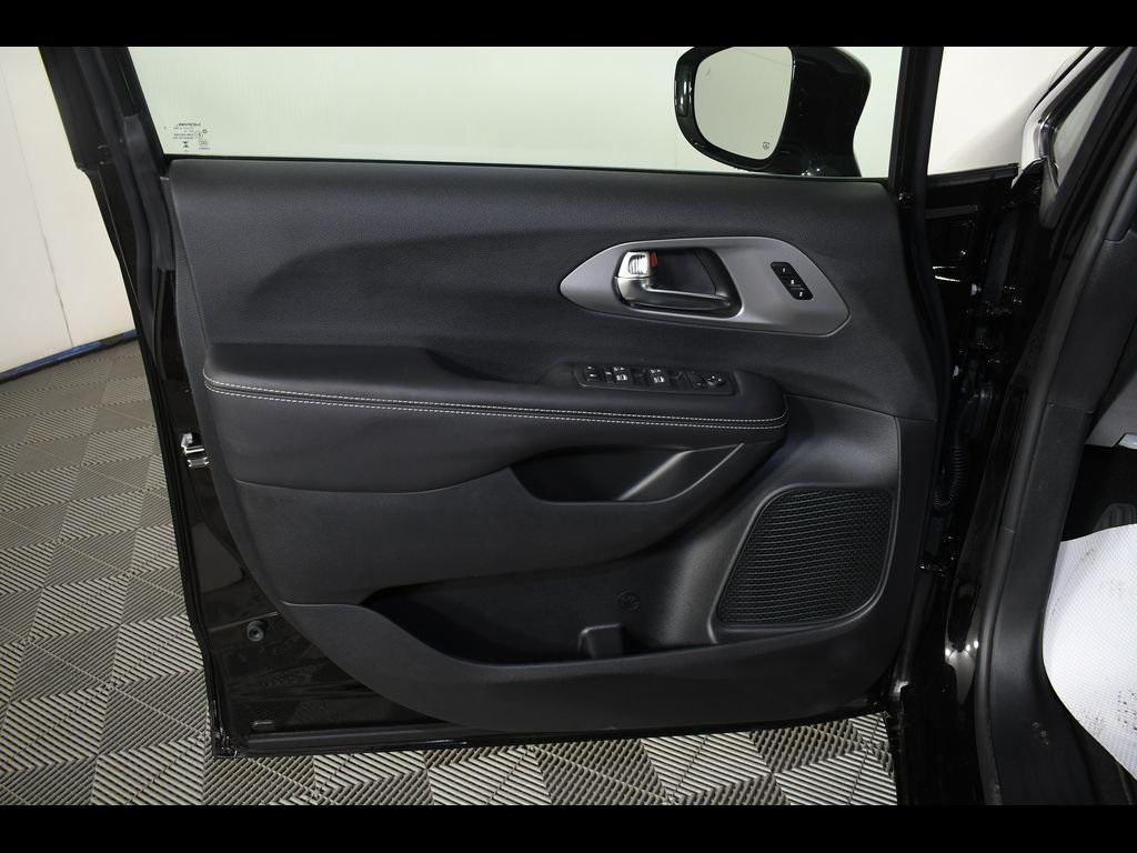 new 2025 Chrysler Pacifica car, priced at $37,445