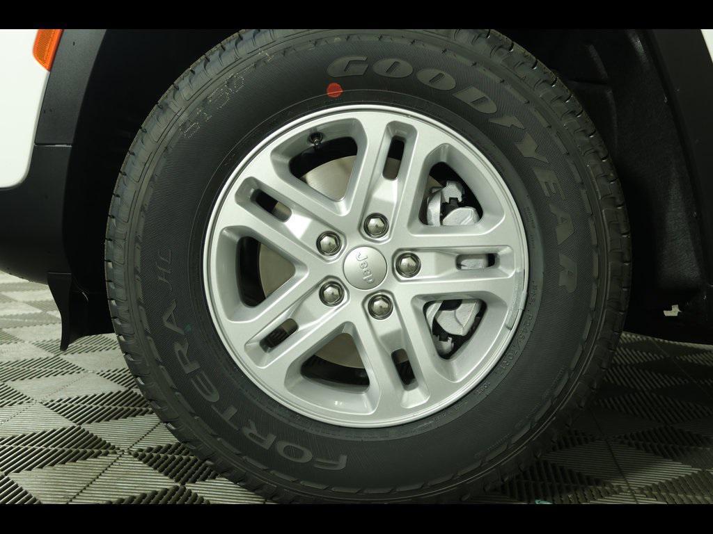 new 2025 Jeep Grand Cherokee car, priced at $30,999