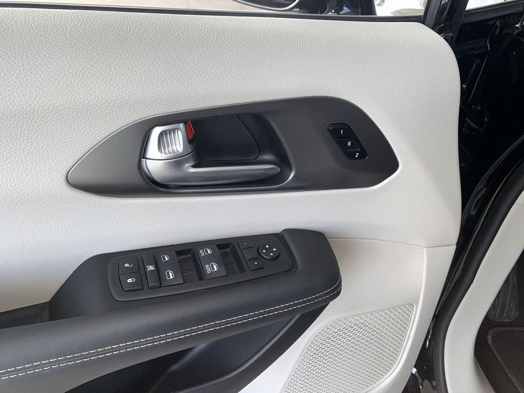 used 2024 Chrysler Pacifica car, priced at $41,317