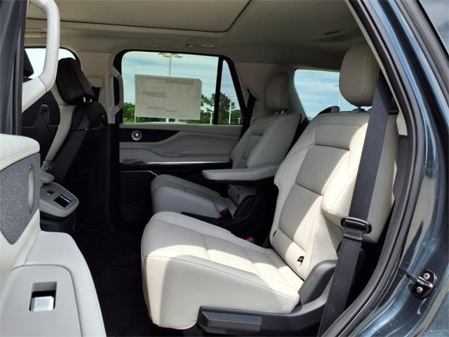 new 2025 Lincoln Navigator car, priced at $102,985