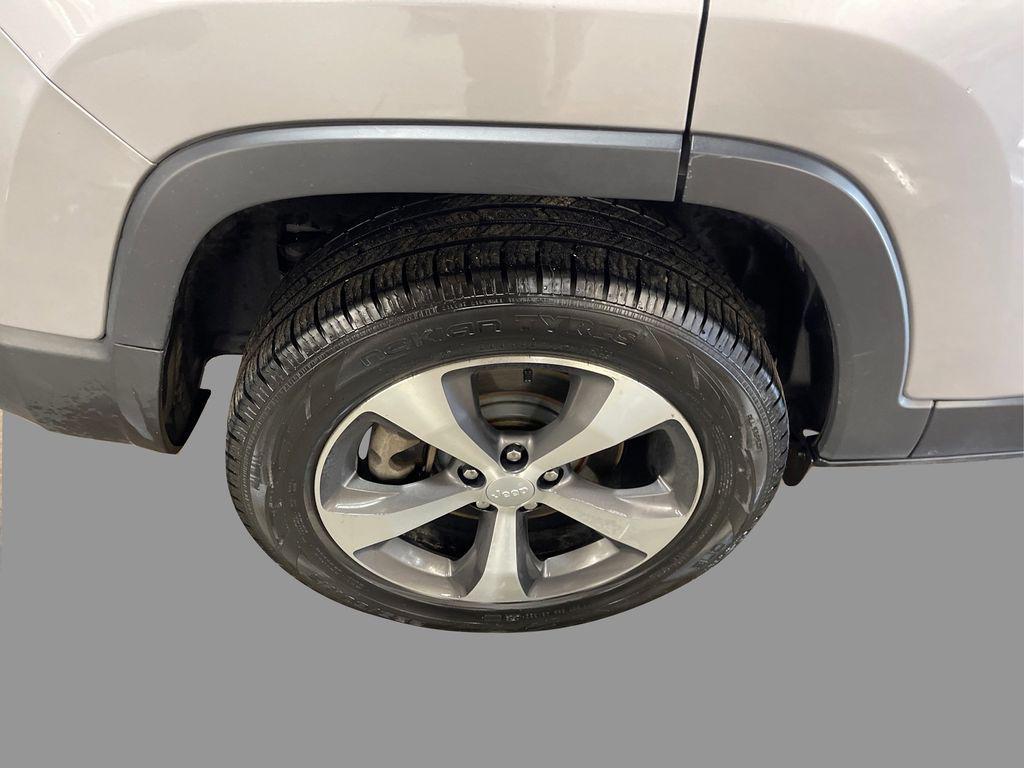 used 2021 Jeep Cherokee car, priced at $23,622