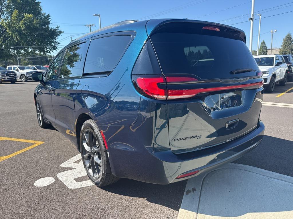 used 2022 Chrysler Pacifica car, priced at $23,100