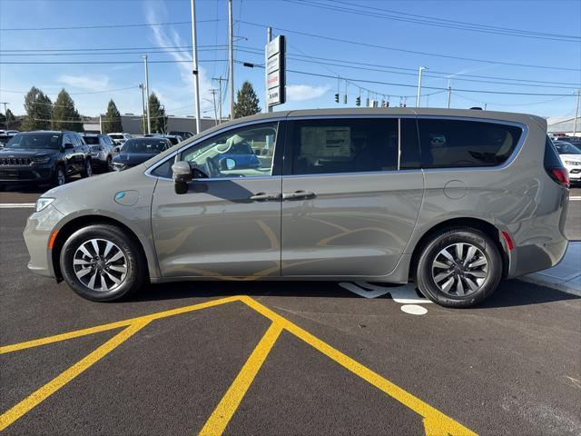 new 2023 Chrysler Pacifica Hybrid car, priced at $46,857