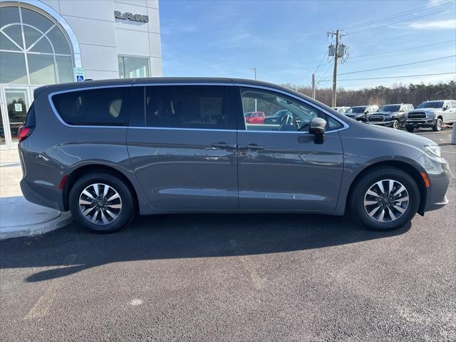 new 2023 Chrysler Pacifica Hybrid car, priced at $46,857