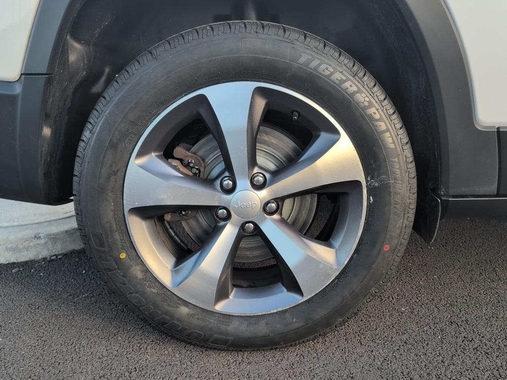 used 2022 Jeep Cherokee car, priced at $37,354