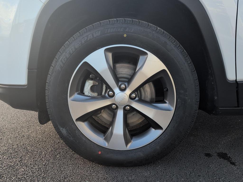 used 2022 Jeep Cherokee car, priced at $37,354