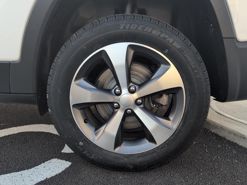 used 2022 Jeep Cherokee car, priced at $37,354