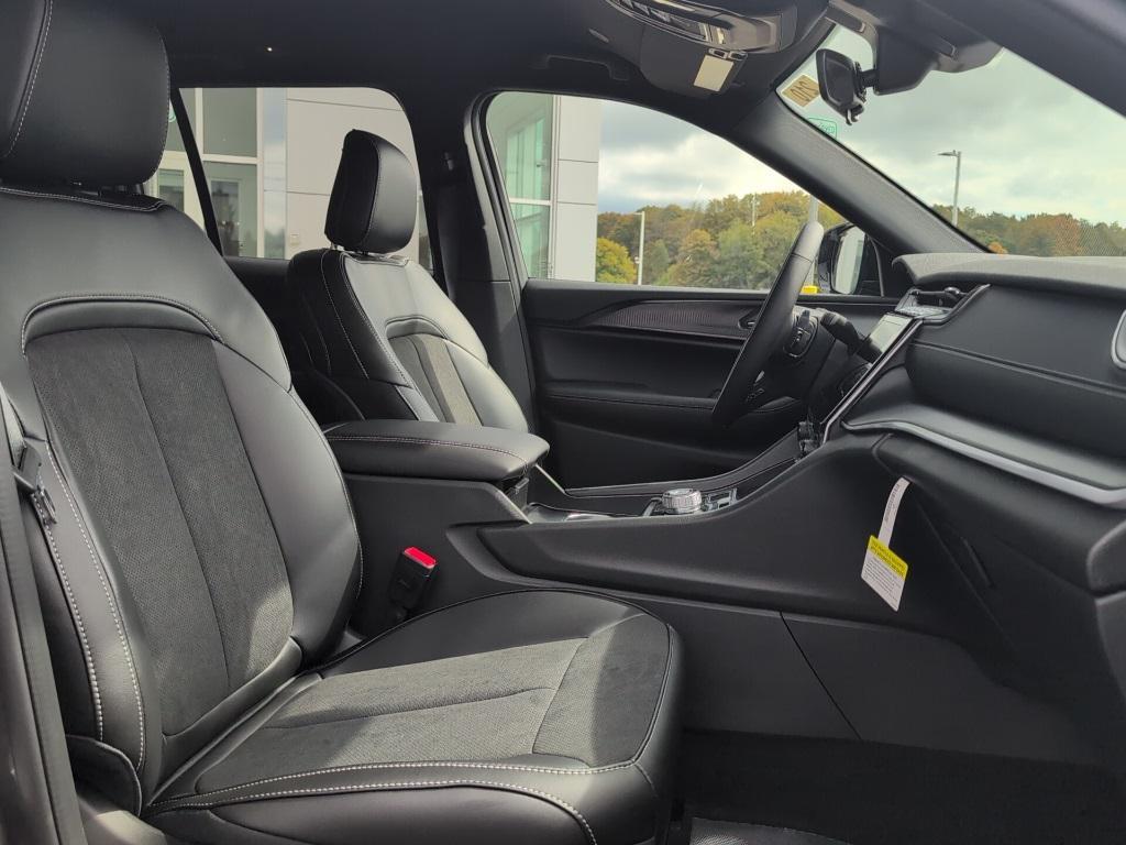 new 2025 Jeep Grand Cherokee car, priced at $45,730
