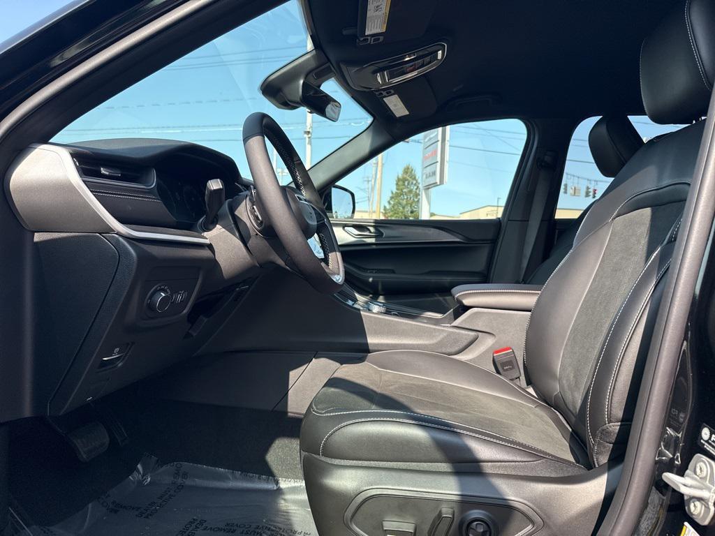 new 2025 Jeep Grand Cherokee car, priced at $45,730