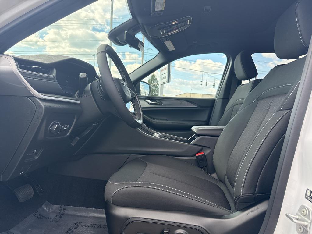 new 2025 Jeep Grand Cherokee car, priced at $43,575