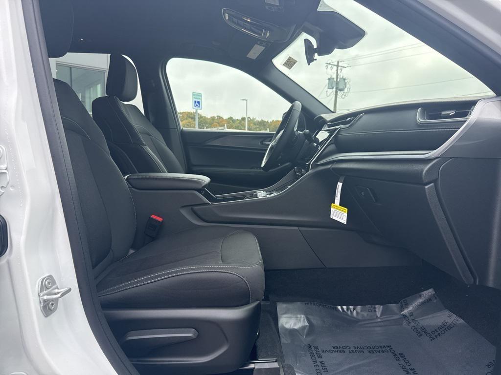new 2025 Jeep Grand Cherokee car, priced at $43,075