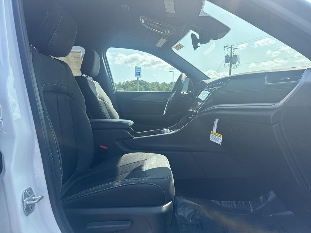 new 2025 Jeep Grand Cherokee car, priced at $45,075