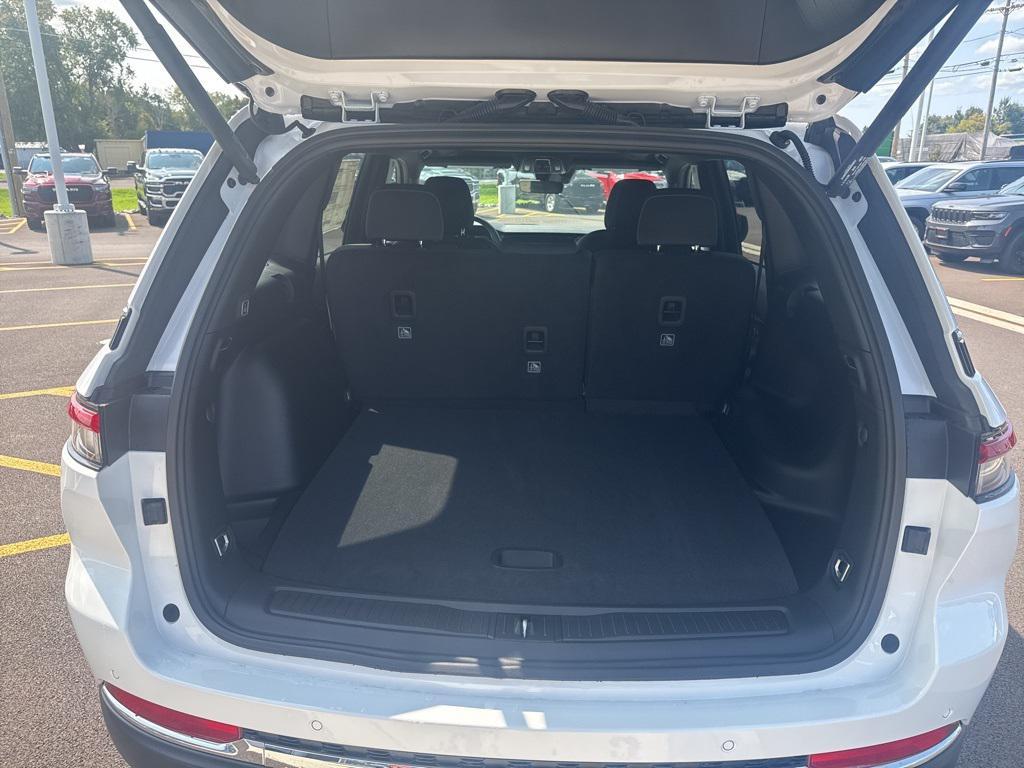 new 2025 Jeep Grand Cherokee car, priced at $45,075