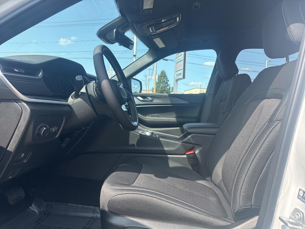 new 2025 Jeep Grand Cherokee car, priced at $45,075