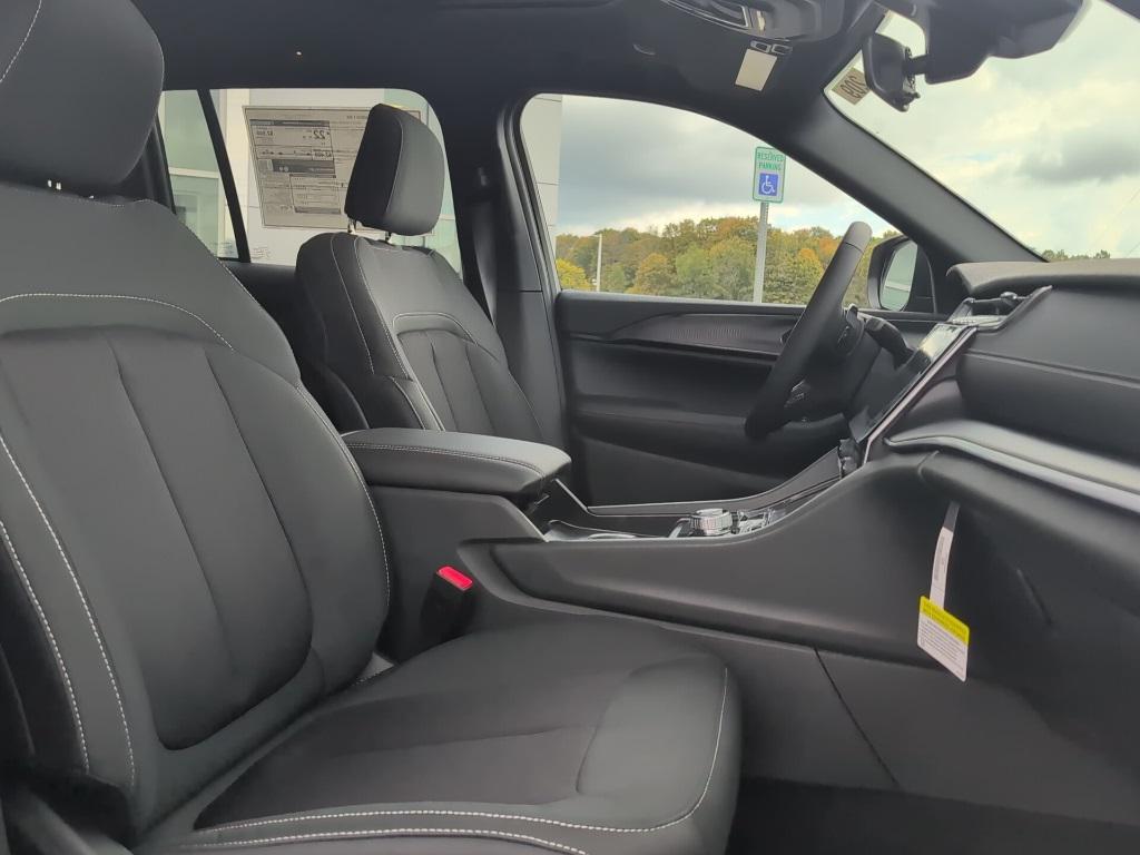 new 2025 Jeep Grand Cherokee car, priced at $43,670