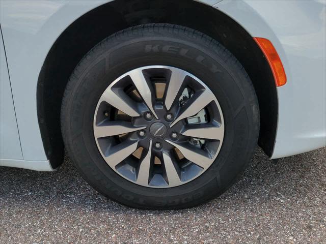 used 2024 Chrysler Pacifica Hybrid car, priced at $27,444