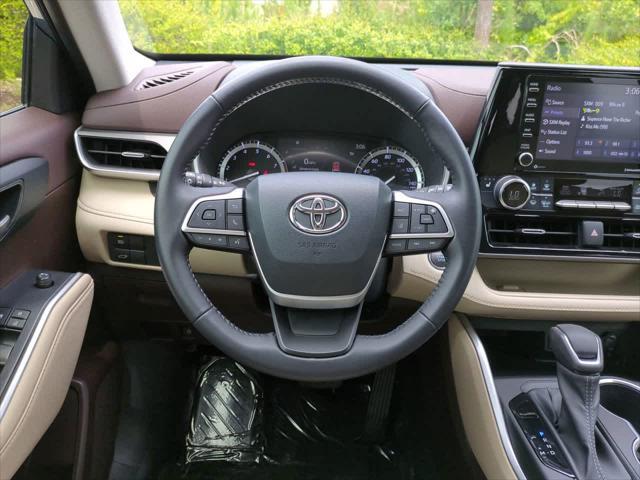 used 2022 Toyota Highlander car, priced at $39,999