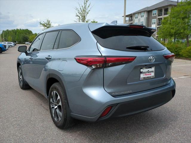 used 2022 Toyota Highlander car, priced at $39,999