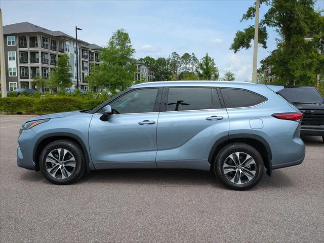 used 2022 Toyota Highlander car, priced at $39,999