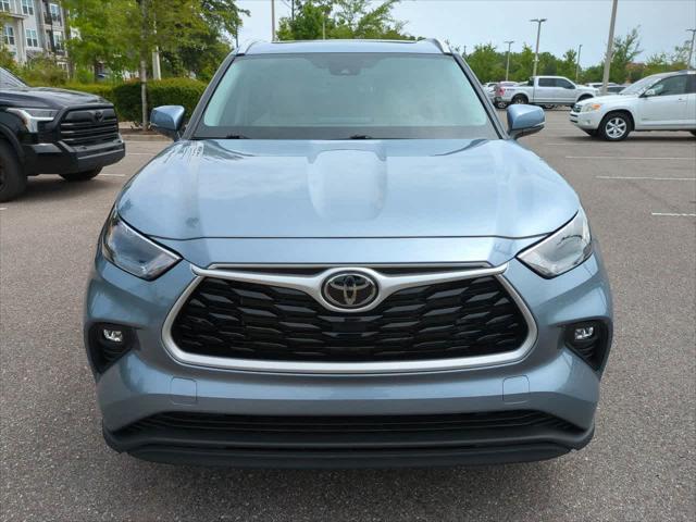used 2022 Toyota Highlander car, priced at $39,999