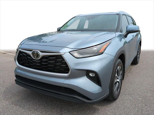 used 2022 Toyota Highlander car, priced at $39,999