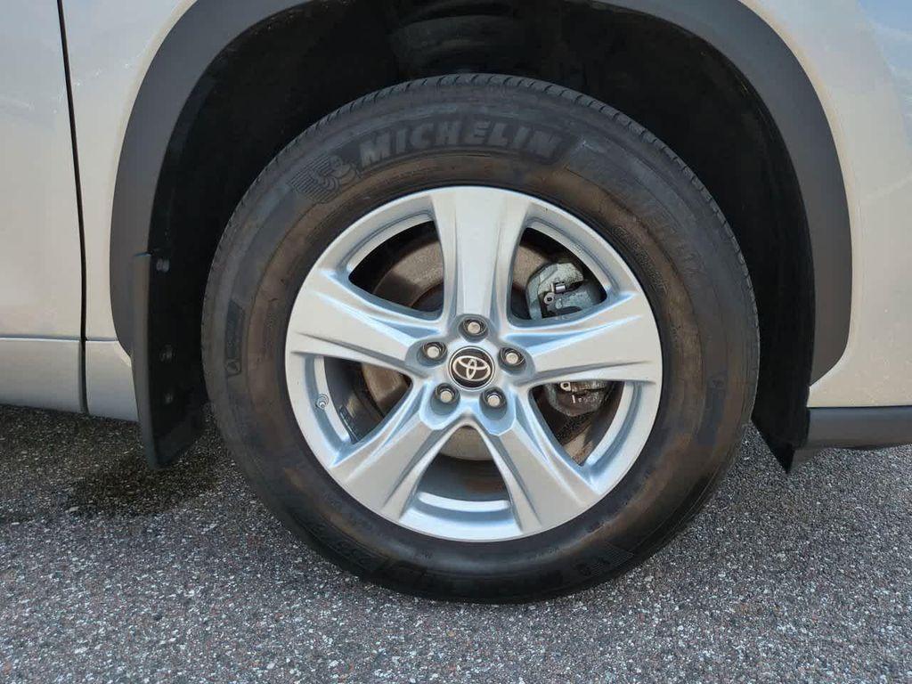 used 2024 Toyota Highlander car, priced at $29,999