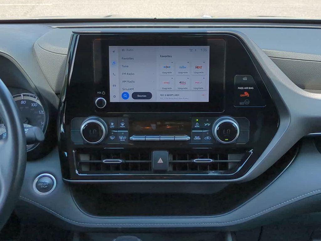 used 2024 Toyota Highlander car, priced at $29,999