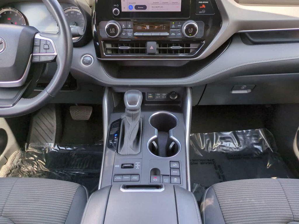 used 2024 Toyota Highlander car, priced at $29,999