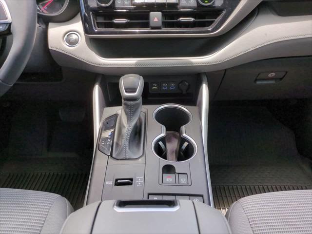 used 2022 Toyota Highlander car, priced at $31,999