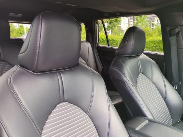 used 2022 Toyota Highlander car, priced at $36,744