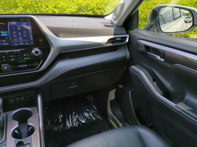 used 2021 Toyota Highlander car, priced at $39,999