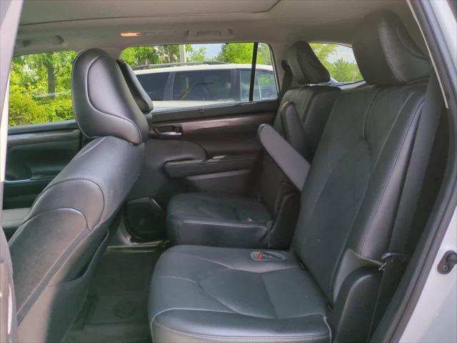 used 2021 Toyota Highlander car, priced at $39,999