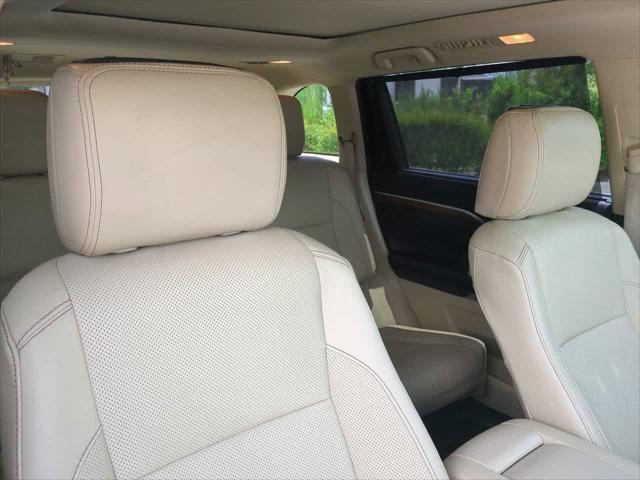 used 2019 Toyota Highlander Hybrid car, priced at $25,999