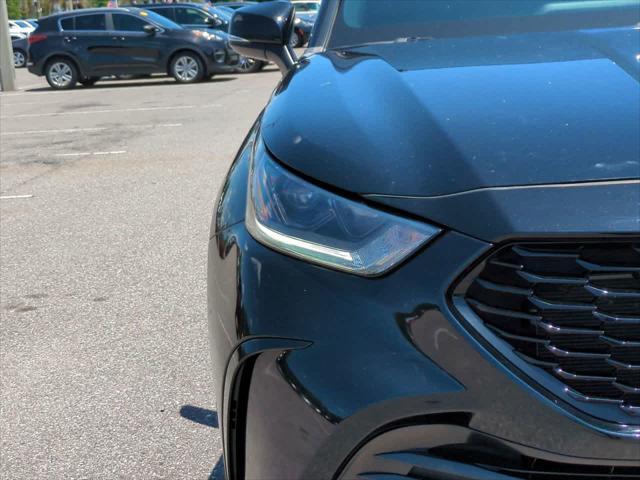 used 2021 Toyota Highlander car, priced at $38,799