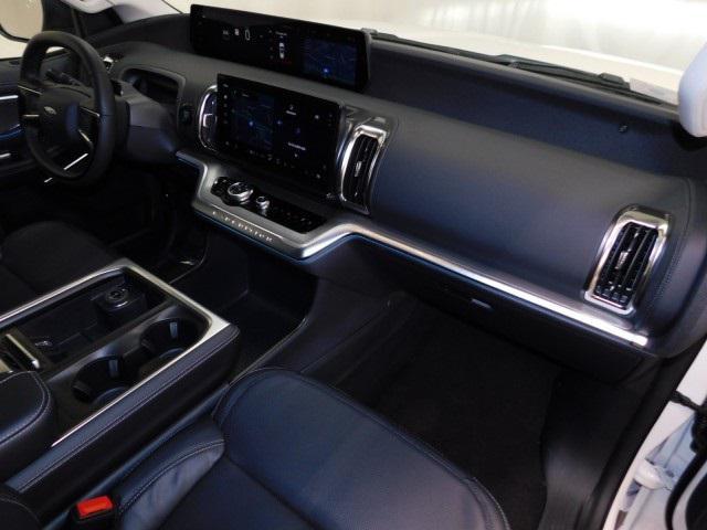 new 2025 Ford Expedition car, priced at $76,206