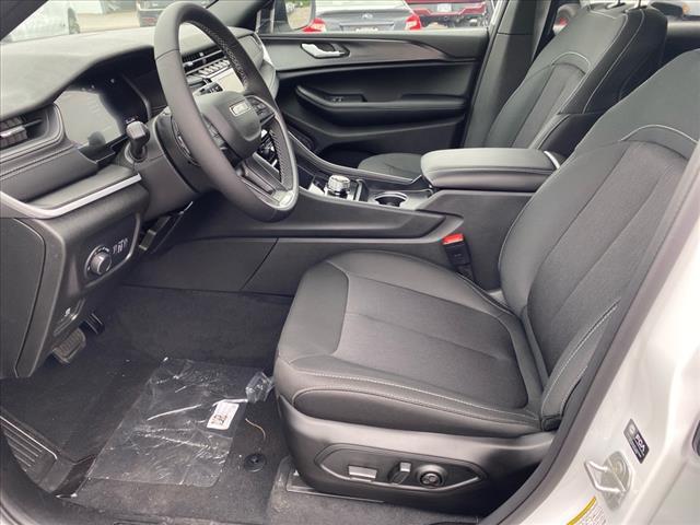 new 2025 Jeep Grand Cherokee car, priced at $39,825