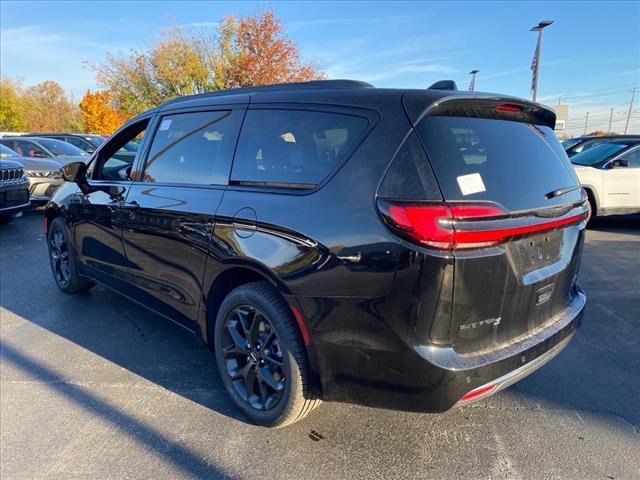 new 2025 Chrysler Pacifica car