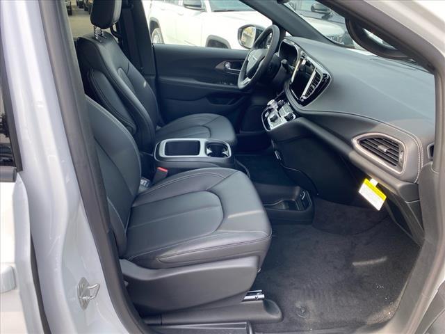 new 2025 Chrysler Pacifica car, priced at $45,572