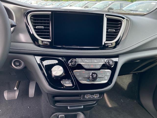 new 2025 Chrysler Pacifica car, priced at $45,572