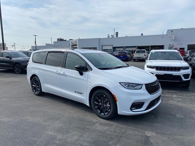 new 2025 Chrysler Pacifica car, priced at $45,572