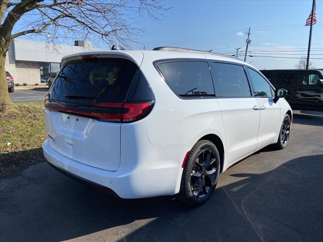 new 2024 Chrysler Pacifica car, priced at $42,404