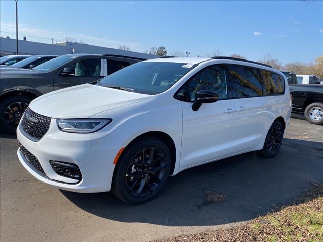 new 2024 Chrysler Pacifica car, priced at $42,404