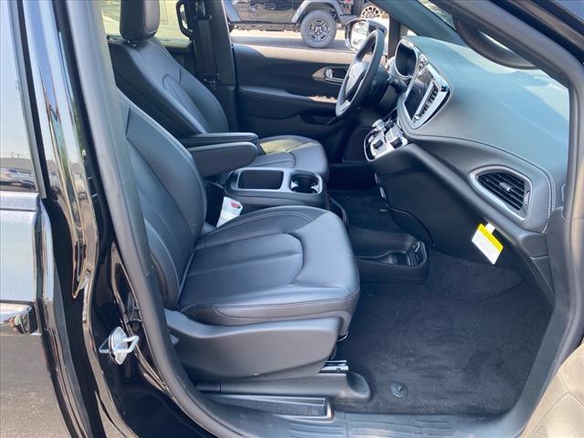 new 2025 Chrysler Pacifica car, priced at $43,677