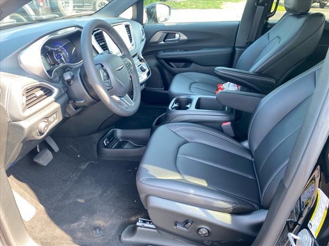 new 2025 Chrysler Pacifica car, priced at $43,677