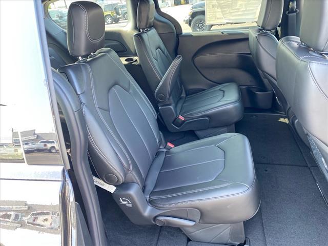 new 2025 Chrysler Pacifica car, priced at $43,677