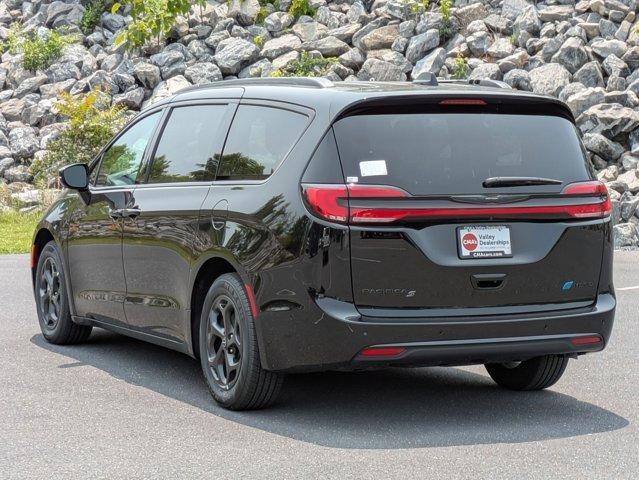 new 2025 Chrysler Pacifica Hybrid car