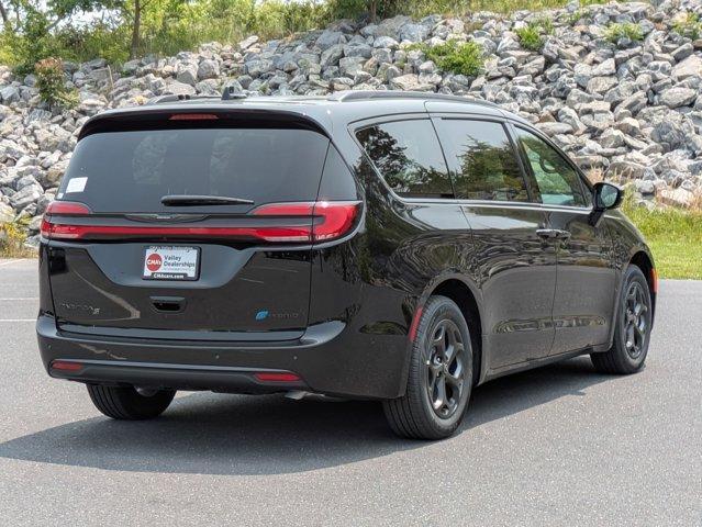 new 2025 Chrysler Pacifica Hybrid car