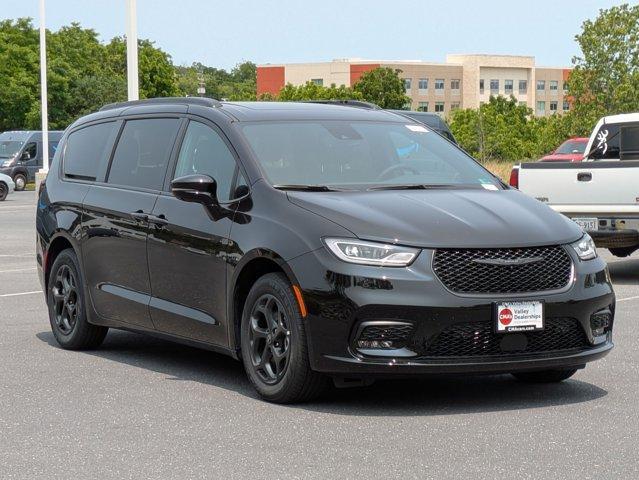 new 2025 Chrysler Pacifica Hybrid car