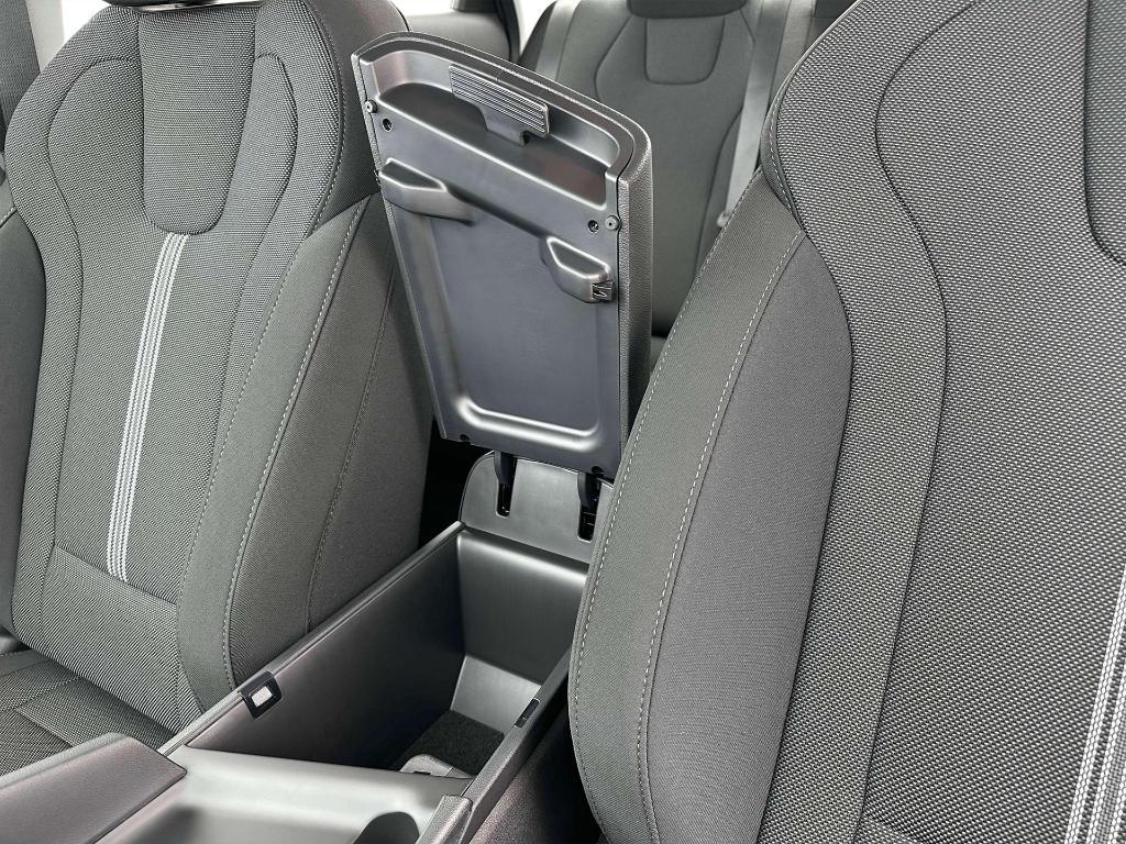 new 2024 Hyundai Elantra car, priced at $22,554